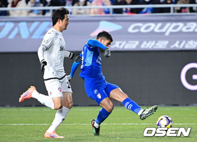 [OSEN=수원월드컵경기장, 최규한 기자] 3일 오후 경기도 수원월드컵경기장에서 ‘K리그 승강 플레이오프(PO)’1차전 수원 삼성과 제주 SK의 경기가 열렸다.K리그1 11위인 제주와 K리그2 2위인 수원의 격돌이다. 1부리그의 주인공을 정하는 이번승강 PO는 홈 앤드 어웨이 방식으로 치러진다. 3일 수원에서 1차전을 치른 뒤 7일 제주월드컵경기장으로 장소를 옮겨 2차전을 벌인다.전반 수원 브루노 실바가 슈팅을 시도하고 있다. 2025.12.03 / dreamer@osen.co.kr