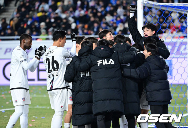 [OSEN=수원월드컵경기장, 최규한 기자] 3일 오후 경기도 수원월드컵경기장에서 ‘K리그 승강 플레이오프(PO)’1차전 수원 삼성과 제주 SK의 경기가 열렸다.K리그1 11위인 제주와 K리그2 2위인 수원의 격돌이다. 1부리그의 주인공을 정하는 이번승강 PO는 홈 앤드 어웨이 방식으로 치러진다. 3일 수원에서 1차전을 치른 뒤 7일 제주월드컵경기장으로 장소를 옮겨 2차전을 벌인다.후반 제주 유리 조나탄이 페널티킥 선제골을 작렬시킨 뒤 동료들과 기뻐하고 있다. 2025.12.03 / dreamer@osen.co.kr