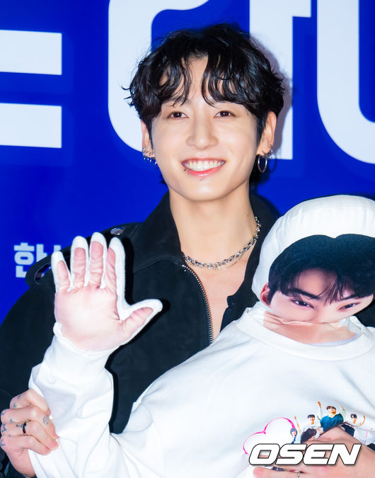 [OSEN=민경훈 기자] 27일 오후 서울 롯데시네마 월드타워 씨네파크에서 영화 '퍼스트 라이드' VIP 시사회 포토월 행사가 열렸다.'퍼스트 라이드'는 끝을 보는 놈 태정(강하늘), 해맑은 놈 도진(김영광), 잘생긴 놈 연민(차은우), 눈 뜨고 자는 놈 금복(강영석), 사랑스러운 놈 옥심(한선화)까지 뭉치면 더 웃긴 24년 지기 친구들이 첫 해외여행을 떠나는 대환장 코미디 영화.방탄소년단(BTS) 정국이 포토타임을 갖고 있다. 2025.10.27 /rumi@osen.co.kr