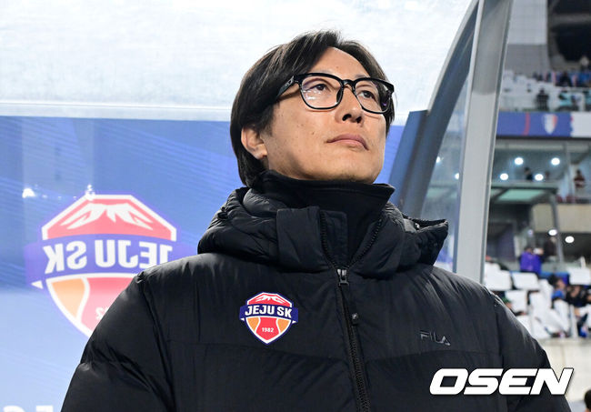 [OSEN=수원월드컵경기장, 최규한 기자] 3일 오후 경기도 수원월드컵경기장에서 ‘K리그 승강 플레이오프(PO)’1차전 수원 삼성과 제주 SK의 경기가 열렸다.K리그1 11위인 제주와 K리그2 2위인 수원의 격돌이다. 1부리그의 주인공을 정하는 이번승강 PO는 홈 앤드 어웨이 방식으로 치러진다. 3일 수원에서 1차전을 치른 뒤 7일 제주월드컵경기장으로 장소를 옮겨 2차전을 벌인다.경기를 앞두고 제주 김정수 감독대행이 피치를 바라보고 있다. 2025.12.03 / dreamer@osen.co.kr