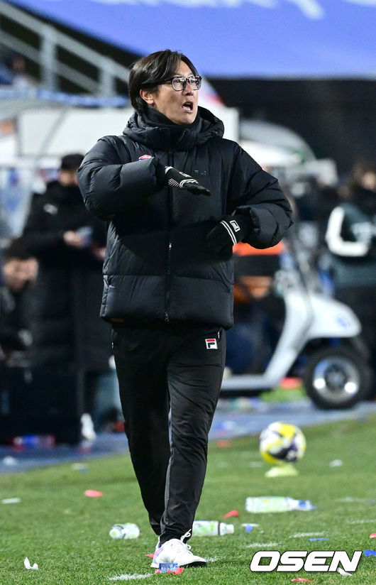 [OSEN=수원월드컵경기장, 최규한 기자] 3일 오후 경기도 수원월드컵경기장에서 ‘K리그 승강 플레이오프(PO)’1차전 수원 삼성과 제주 SK의 경기가 열렸다.이날 경기는 제주가 1-0으로 승리하며 잔류에 청신호를 켰다.후반 제주 김정수 감독대행이 작전지시를 내리고 있다. 2025.12.03 / dreamer@osen.co.kr