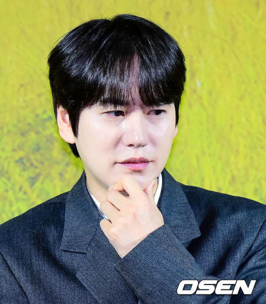 [OSEN=지형준 기자] 25일 오전 서울 용산구 용산 CGV에서 넷플릭스(Netflix) 예능 '케냐 간 세끼' 제작발표회가 열렸다.오는 25일(화) 첫 공개되는 '케냐 간 세끼'는 믿고 보는 웃음 메이커 3인방 이수근, 은지원, 규현의 우당탕탕 아프리카 여행기다.케냐의 광활한 대자연과 하나 된 세끼 형제들의 좌충우돌 사파리 접수 여행이 싱싱한 날것의 웃음을 선사한다. 예능계 ‘히트 메이커’로 통하는 나영석 사단이 넷플릭스에서 처음 선보이는 작품으로, 나영석 PD와 김예슬 PD가 공동 연출을 맡아 기대를 뜨겁게 달구고 있다.규현이 간담회를 하고 있다. 2025.11.25 /jpnews@osen.co.kr