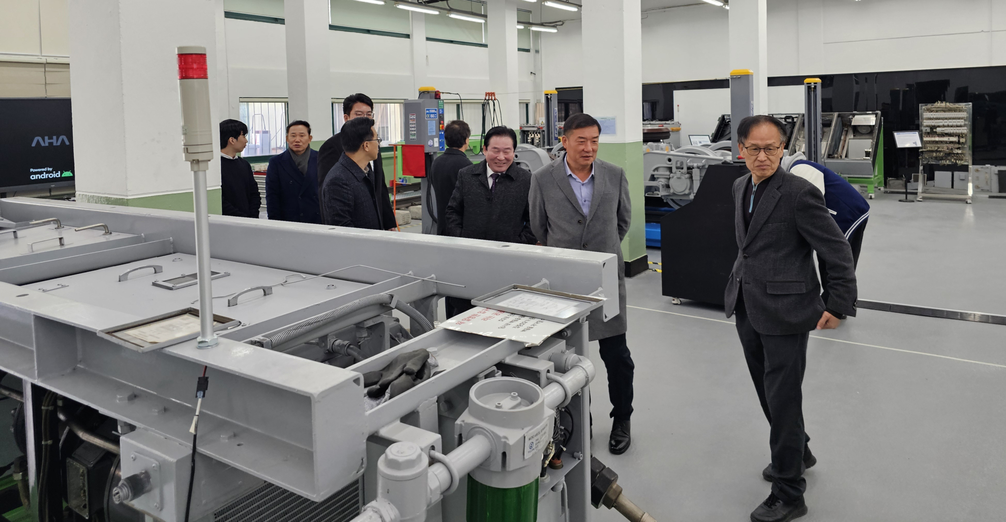 실습실을 둘러보는 에스트랜스 관계자들. “대학보다 낫다”는 평가가 나왔다.(용산철도고 제공)