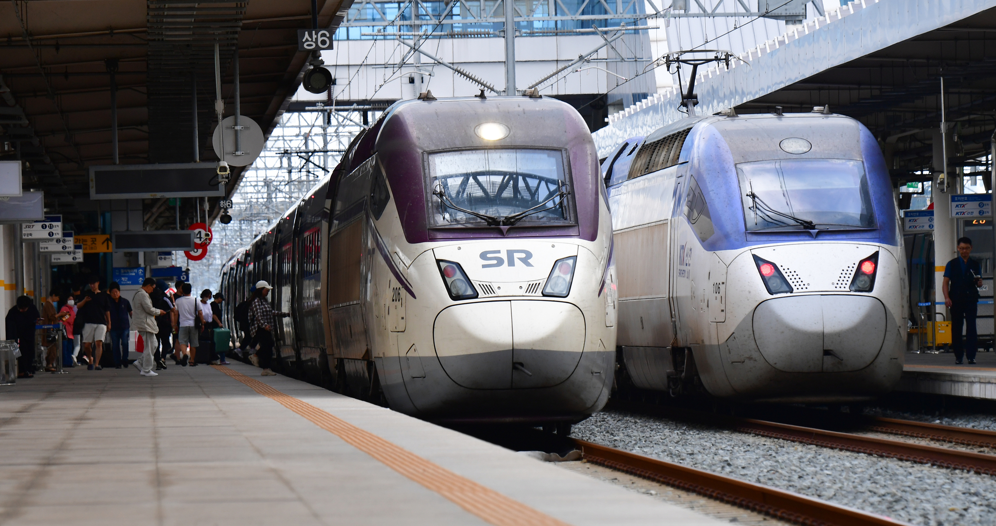 포항역 플랫폼에서 수서행 SRT고속열차와 KTX고속열차가 출발을 기다리고 있다. 뉴스1