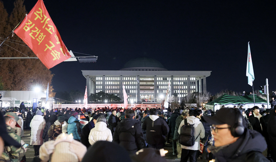 윤석열 전 대통령의 비상계엄 해제 요구 결의안이 국회 본회의에서 통과된 지난해 12월 4일 새벽 서울 여의도 국회 정문 앞에 모인 시민들의 모습. 전민규 기자