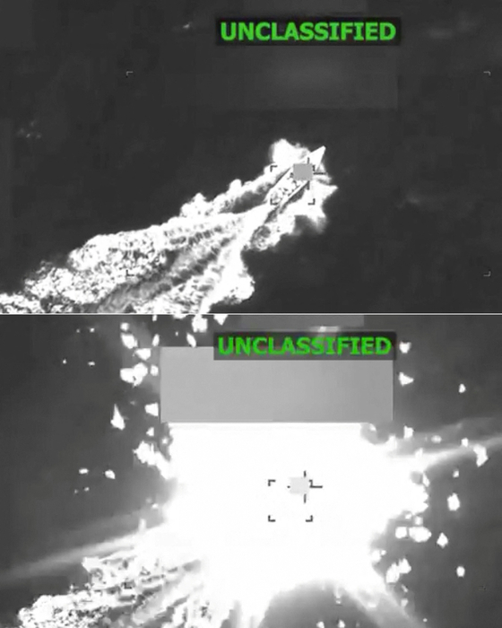 지난 9월 6일 피트 헤그세스 미 국방장관의 SNS를 통해 공개한 마약 밀수 의심 선박에 대한 폭격 장면. AFP=연합뉴스