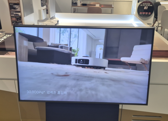 지난 2일 서울 송파구의 한 가전 매장에서 로봇청소기의 '3만Pa 흡입력'을 홍보하고 있다. 이우림 기자