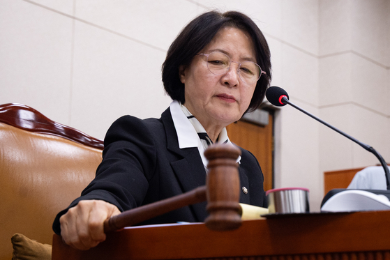 추미애 국회 법제사법위원장이 3일 서울 여의도 국회에서 열린 제429회 국회(정기회) 법제사법위원회 제16차 전체회의에서 의사봉을 두드리고 있다.뉴스1
