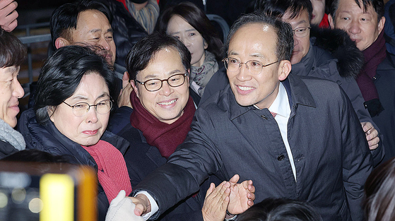 비상계엄 당시 의원들의 계엄 해제 표결 참여를 방해한 혐의를 받는 국민의힘 추경호 의원이 3일 구속영장이 기각돼 경기도 의왕 서울구치소를 나서고 있다. 연합뉴스