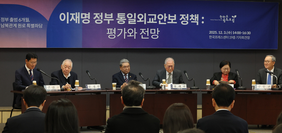 3일 서울 프레스센터에서 한반도평화포럼 주최 '정부 출범 6개월, 남북관계 원로 특별좌담'이 열리고 있다. 왼쪽부터 김연철 한반도평화포럼 이사장, 문정인 연세대 명예교수, 이재정 전 통일부 장관, 정세현 전 통일부 장관, 정현백 전 여성가족부 장관, 양무진 북한대학원대학교 석좌교수. 연합뉴스