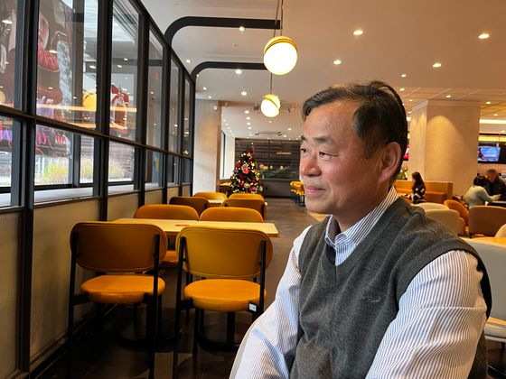 지난달 23일 12.3 계엄 당시 국회 앞에서 군경들에게 저항한 시민 진성민씨. 그는 서울 영등포구 여의도동 국회 인근 카페에서 기자와 인터뷰 중 눈시울을 붉혔다. 오소영 기자