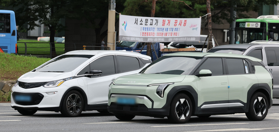 서울 여의도 도로에서 전기차가 이동하고 있다. 뉴시스