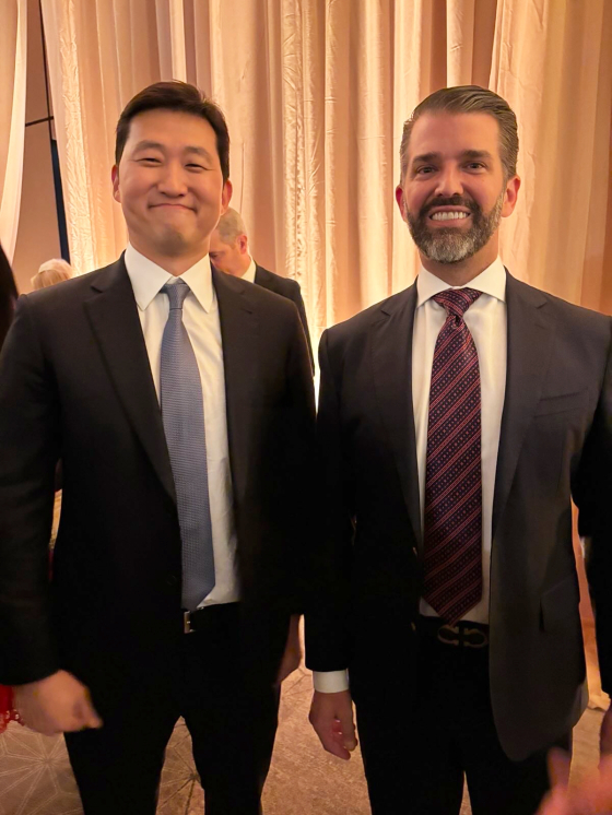 미국 워싱턴 DC를 방문 중인 쿠팡 김범석 의장이 지난 1월 17일(현지시간) 도널드 트럼프 미 대통령 당선인 취임식 전 비공개 리셉션에 참석해 트럼프 행정부 2기 내각의 주요 인사들과 트럼프 측 인사들을 만났다.   김 의장이 트럼프 당선인 장남인 도널드 트럼프 주니어와 함께 포즈를 취했다. 연합뉴스