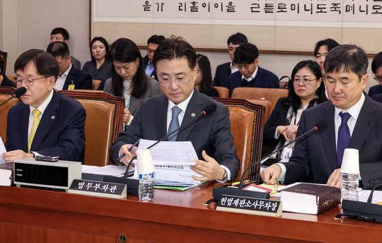 이진수 법무부 차관이 19일 오전 국회에서 열린 국회 법사위 법안심사소위에 참석하고 있다. 김성룡 기자. 2025.11.19.