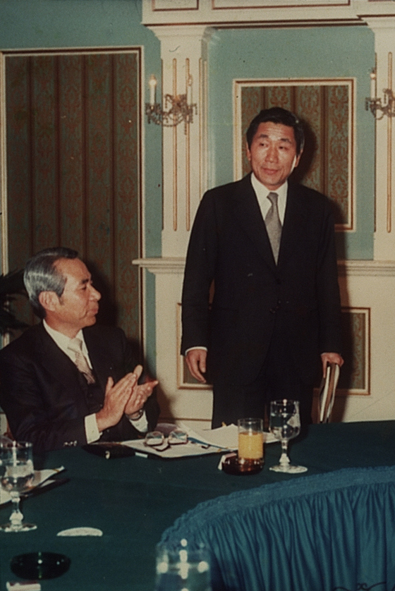 1982년 12월 11일 프로야구 창립총회에서 KBO 초대 사무총장으로 선출된 이용일(오른쪽). 고인은 1~3대 KBO 사무총장을 지내며 프로야구의 기틀을 세웠다. 중앙포토