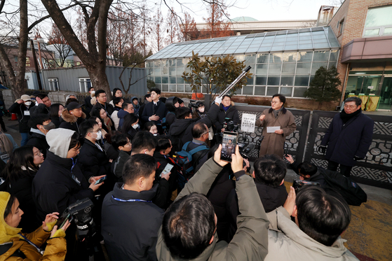 우원식 국회의장이 3일 서울 여의도 국회에서 열린 다크투어에서 도슨트로 참여해 지난해 비상계엄 당시 자신이 월담한 장소 앞에서 시민들에게 계엄 당시 주요 현장의 상황을 설명하고 있다. 사진 국회의장실