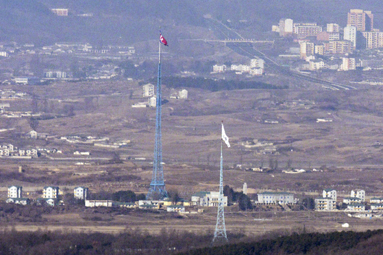 비무장지대(DMZ)에서 남측 대성동의 태극기와 북측 기정동의 인공기가 마주하고 있다. 연합뉴스