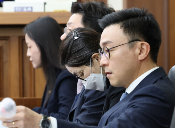 12월 3일 서울 서초구 서울중앙지방법원에서 주가조작과 통일교 청탁 등의 혐의를 받는 김건희 씨의 결심공판 진행된 가운데 김건희 씨가 피고인 석에 앉아있다. 사진 공동취재단