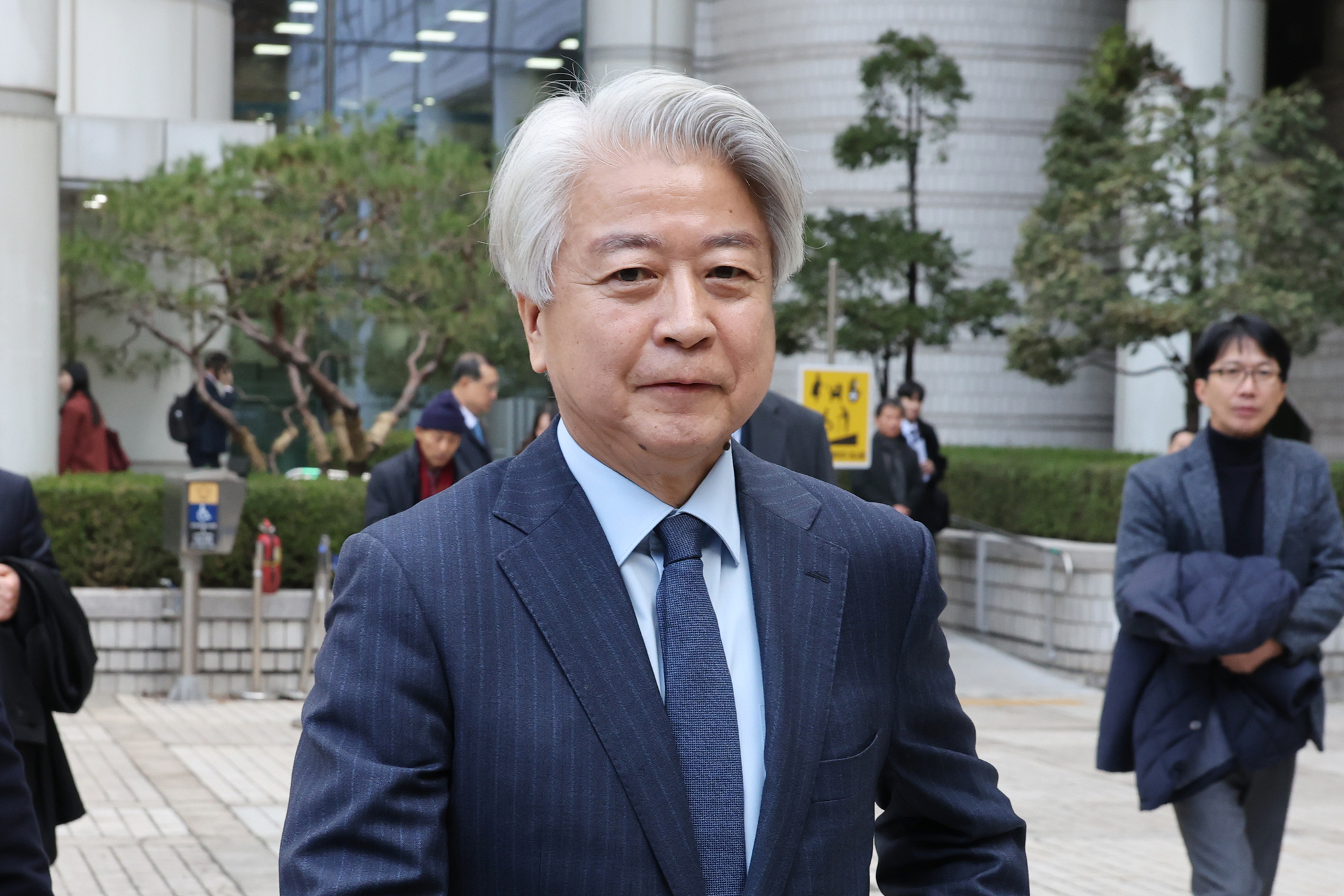 불법 정치자금 6000만원을 받은 혐의로 재판에 넘겨진 노웅래 전 더불어민주당 의원이 26일 서울중앙지법에서 열린 1심 선고에서 무죄를 선고받은 뒤 청사를 나서고 있다. 연합뉴스