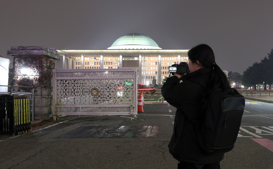 계엄 당시 국회 담벼락 인근에서 카메라로 현장을 기록한 사진작가 지망생 임은재(26)씨. 강정현 기자