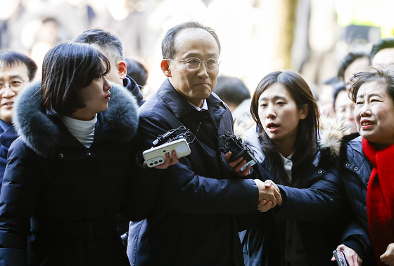 국회의 12·3 비상계엄 해제 의결 방해 의혹을 받는 추경호 전 국민의힘 원내대표가 2일 서울 서초구 서울중앙지방법원에서 열린 영장실질심사에 출석하고 있다. 뉴스1