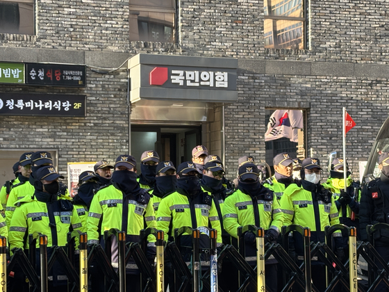 경찰들이 국민의힘 당사 앞에서 집회 참가자들을 바라보고 있다. 곽주영 기자