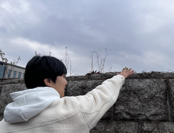 12.3 계엄 당시 국회1문 인근에서 군경들에게 저항한 시민 황여준(24)씨가 당시 올랐던 담장에 손을 얹고 있다. 오소영 기자