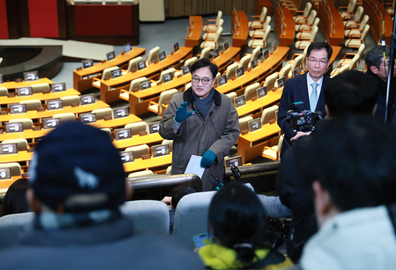 우원식 국회의장이 3일 서울 여의도 국회에서 열린 다크투어에서 도슨트로 참여해 본회의장 방청석에서 시민들에게 계엄 당시 주요 현장의 상황을 설명하고 있다. 사진 국회의장실