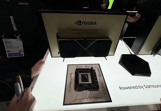 지난 3월 엔비디아 개발자 콘퍼런스 GTC2025 삼성전자 부스에 전시된 GDDR7. 젠슨 황 엔비디아 CEO가 부스를 방문해 사인을 남기고 갔다. 연합뉴스