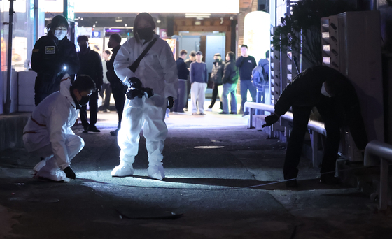 3일 오후 경남 창원시 마산회원구 합성동 한 모텔 앞에서 경찰이 현장을 살피고 있다. 이날 오후 해당 모텔에서 흉기 사건이 발생해 3명이 숨지고 한 명이 중상을 입었다. 연합뉴스