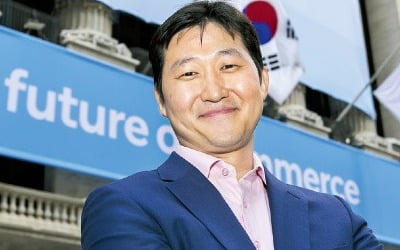 김범석 쿠팡Inc 이사회 의장이 2021년 3월 11일(현지시간) 쿠팡의 미국 뉴욕증권거래소(NYSE) 상장을 앞두고 거래소 앞에서 포즈를 취하고 있다. 뉴시스
