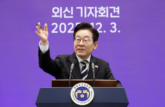 이재명 대통령이 비상계엄 1년을 맞은 3일 서울 청와대 영빈관에서 외신 기자회견을 하고 있다. 연합뉴스