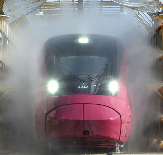  SR이 발주한 ‘EMU-320’ 차량. 내년부터 본격적인 주행 시험에 들어가 내년 말부터 순차적으로 납품될 예정이다. 이들 열차가 운행에 투입되면 하루 2만 5000석이 늘어나 좌석난이 크게 개선된다는 게 SR 설명이다. 뉴스1