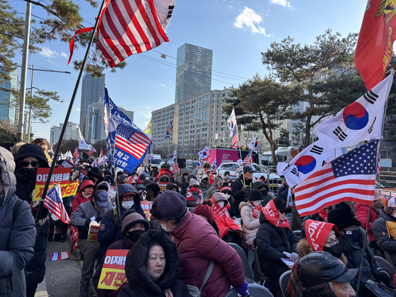 집회 참가자들이 태극기와 피켓 등을 들고 집회에 참석해 있다. 이규림 기자
