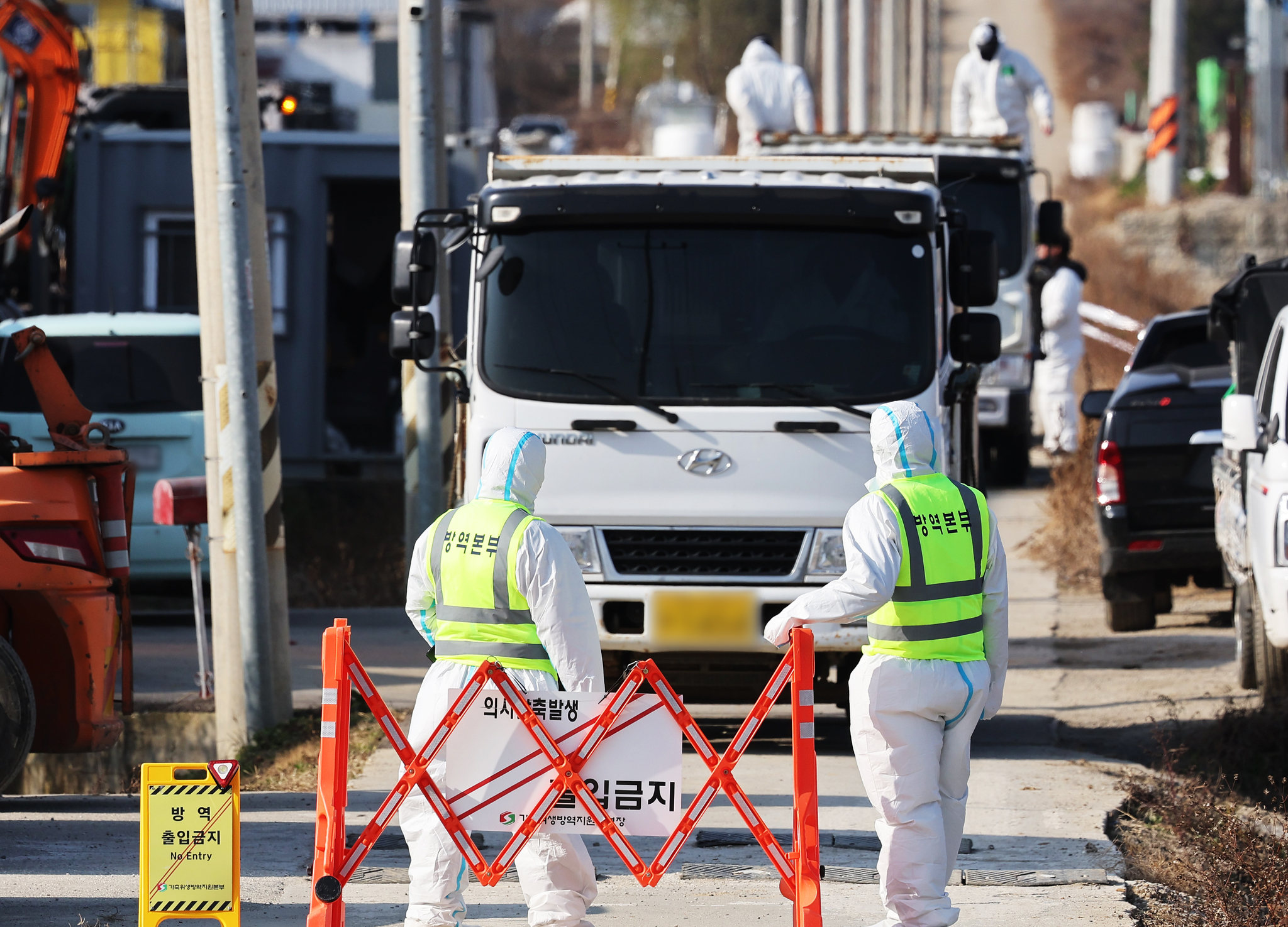 지난 2일 H5형 조류인플루엔자 항원이 확인된 경기도 평택시 한 산란계 농장이 출입 통제되고 있다. 연합뉴스
