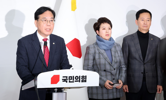 송언석 국민의힘 원내대표가 3일 서울 여의도 국회에서 기자회견을 열고 지난 12·3 비상계엄 사태를 막지 못한 책임에 대해 107명 의원을 대표해 사과하고 있다. 연합뉴스