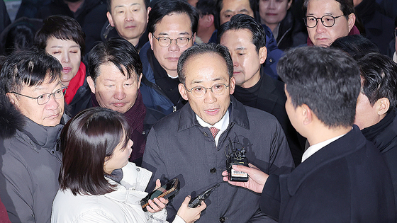  12·3 비상계엄 해제 요구안 표결 방해 의혹을 받는 추경호 국민의힘 전 원내대표가 3일 새벽 구속 영장이 기각된 후 경기도 의왕시 서울구치소를 나서며 인터뷰를 하고 있다. 뉴스1