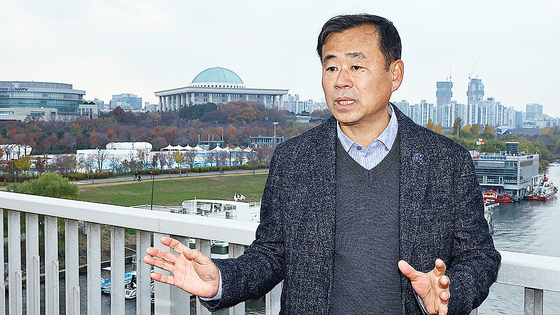  지난달 23일 12.3 계엄 당시 국회 앞에서 군경들에게 저항한 시민 진성민씨가 23일 서울 서강대교에서 중앙일보와 인터뷰하고 있다. 김종호 기자