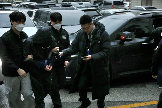 지난달 27일 오전 경기도 의정부시 가능동 의정부지방법원에서 아동학대살해 혐의로 구속영장이 청구된 친모 A씨(25)와 계부 B씨(33)가 구속 전 피의자 심문을 위해 법정으로 이동하고 있다. 연합뉴스