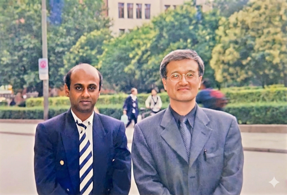 영원무역 방글라데시 현지 채용 직원인 샤힌(왼쪽)과 함께한 성기학 회장. 샤힌은 현재 법인장으로 승진했다. 흐릿한 원본 사진을 받아, AI로 선명하게 복구했다. [사진 영원무역]