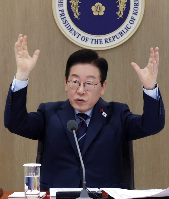 이재명 대통령은 2일 서울 용산 대통령실 청사에서 열린 국무회의에서 “종교재단이 정치에 개입한 사례가 있다”며 “이는 헌법 위반 행위이자 심각한 사안”이라고 말했다. [사진 대통령실사진기자단]