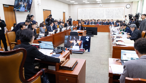 3일 서울 여의도 국회에서 열린 제429회국회(정기회) 법제사법위원회 제16차 전체회의에서 추미애 위원장이 의사봉을 두드리고 있다. 뉴스1