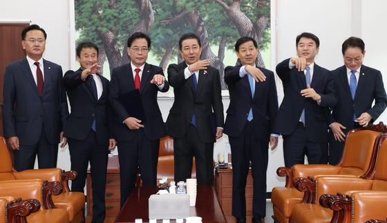 김병기(오른쪽 네번째) 더불어민주당 원내대표와 송언석(왼쪽 세번째) 국민의힘 원내대표가 2일 서울 여의도 국회에서 2026년도 예산안 처리를 위한 합의문에 서명 후 기념촬영을 위해 참석자들을 부르고 있다. 왼쪽부터 유상범 국민의힘 원내수석, 한병도 국회 예결위원장, 송언석 원내대표, 김병기 원내대표, 구윤철 경제부총리, 문진석 민주당 원내수석부대표, 허영 민주당 원내정책수석부대표. 임현동 기자