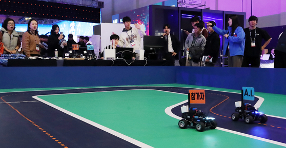 지난달 26일 부산 벡스코에서 열린 ‘제2회 코-쇼’에서 AI로 움직이는 자율주행차와 인간이 운전 대결을 펼치고 있다. [뉴스1]