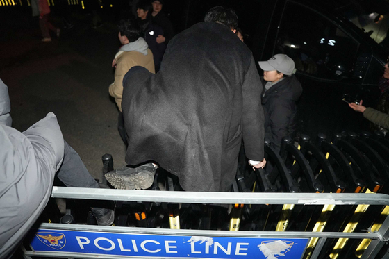 12.3 계엄 당시 국회 앞으로 카메라를 들고 출동한 임은재(26)씨가 촬영한 사진. 한 시민이 경찰 바리케이트를 넘고 있다. 사진 임씨