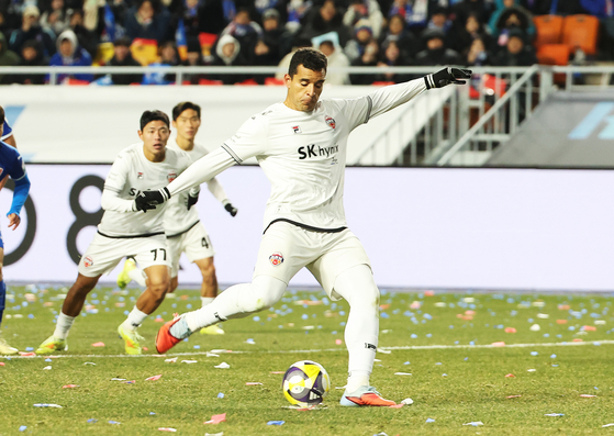 페널티킥을 성공하는 제주 공격수 유리 조나탄(오른쪽). 연합뉴스