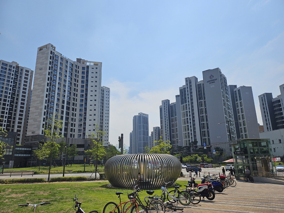 서울 강동구 고덕지구의 '대장 아파트'인 고덕 그라시움(왼쪽)과 고덕 아르테온(오른쪽) 전경. 황의영 기자