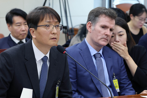 박대준 쿠팡 대표이사(왼쪽)가 2일 국회에서 열린 과학기술정보방송통신위원회 전체회의에 출석해 쿠팡 개인정보 유출 사고 관련 현안질의에 답하고 있다. 가운데는 브랫 매티스 쿠팡 최고정보보안책임자(CISO). 임현동 기자