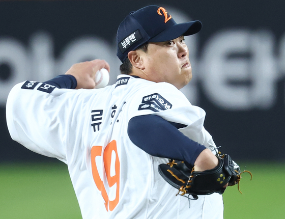 역투하는 류현진   (대전=연합뉴스) 윤동진 기자 = 31일 대전한화생명볼파크에서 열린 2025 프로야구 KBO리그 포스트시즌 한국시리즈 5차전 LG 트윈스와 한화 이글스의 경기. 8회 초 한화 류현진이 역투하고 있다. 2025.10.31   mon@yna.co.kr (끝)  〈저작권자(c) 연합뉴스, 무단 전재-재배포, AI 학습 및 활용 금지〉
