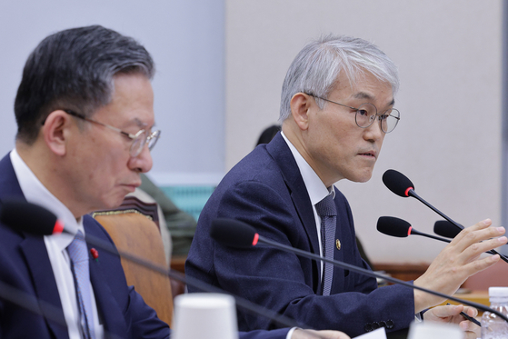 천대엽 법원행정처장이 3일 서울 여의도 국회에서 열린 법제사법위원회 전체회의에서 의원 질의에 답변하고 있다. 뉴스1